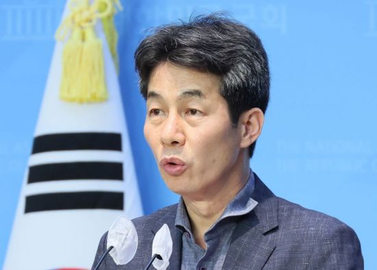 윤건영 더불어민주당 의원. [이미지출처=연합뉴스]