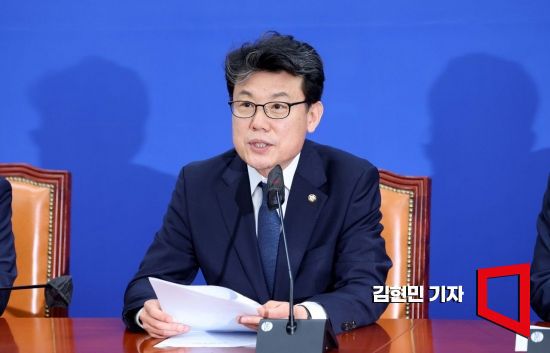 진성준 더불어민주당 정책위의장이 25일 국회에서 열린 원내대책회의에서 발언하고 있다. 사진=김현민 기자 kimhyun81@