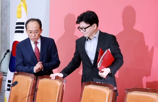 한동훈 국민의힘 대표와 추경호 원내대표가 28일 국회에서 열린 최고위원회의에 참석하고 있다. 사진=김현민 기자