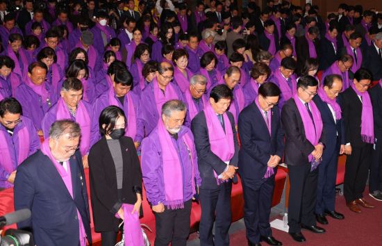 우원식 국회의장과 국민의힘 추경호 원내대표, 더불어민주당 박찬대 원내대표 등 참석자들이 29일 오전 서울 여의도 국회 의원회관에서 열린 10.29 이태원참사 2주기 국회 추모제에서 묵념하고 있다. [이미지출처=연합뉴스]