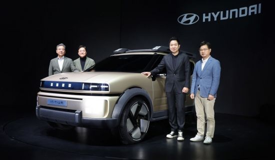 장재훈 현대자동차 사장(왼쪽), 이상엽 부사장(오른쪽 두번째) 등 개발임원들이 31일 경기도 현대모터스튜디오 고양에서 수소전기차 콘셉트카 ‘이니시움(INITIUM)’을 최초로 공개하고 있다. 조용준 기자