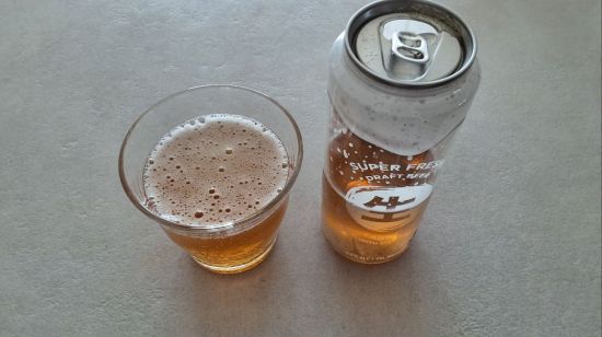 세븐일레븐이 판매하는 생맥주캔 ‘생드래프트비어(500ml)’. 컵에 따르니 거품이 풍성하게 올라와 생맥주 특유의 시각적 즐거움이 따랐다. /조성필 기자 @gatozz