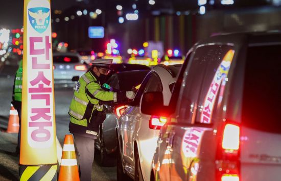 한편, 경찰청은 각 시도 자치경찰위원회와 협조해 지난 1일부터 내년 1월 31일까지 3개월간 자동차 및 개인형 이동장치에 대한 '연말연시 음주·마약 운전 특별단속'을 한다. 앞서 지난달 31일 경찰은 음주운전에 대한 경각심을 높이기 위해 통상 12월부터 2개월 동안 펼쳤던 연말연시 음주단속을 올해는 11월부터 3개월간으로 확대 실시한다고 밝혔다. [사진출처=연합뉴스]
