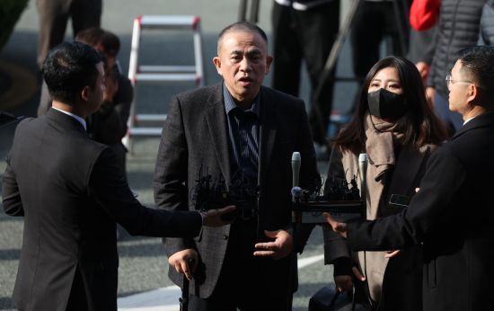 김건희 여사 공천 개입 의혹과 미래한국연구소의 불법 여론조사 의혹 등 사건의 핵심 인물인 명태균 씨가 8일 오전 경남 창원시 성산구 창원지방검찰청(창원지검)에 출석하고 있다. 오른쪽은 김소연 변호사. 연합뉴스