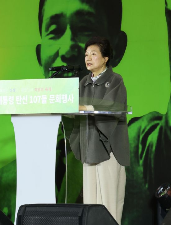 박근혜 전 대통령이 14일 오전 경북 구미코에서 열린 '박정희 전 대통령 탄신 107돌 문화행사'에 참석해 발언하고 있다. 연합뉴스