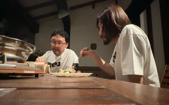 노성철 노홍철 형제가 일본에서 대화를 나누고 있다. 노홍철 유튜브 캡처