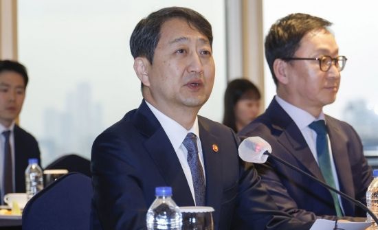 안덕근 산업통상자원부 장관이 20일 서울 중구 롯데호텔에서 열린 미국 신(新)정부 대비 반도체 업계 간담회에서 발언을 하고 있다. 이날 간담회에는 김동섭 SK하이닉스 사장, 지현기 삼성전자 부사장, 이경일 피에스케이 대표,김정희 반도체산업협회 부회장 등 주요 기업 경영진이 참석했다. 조용준 기자