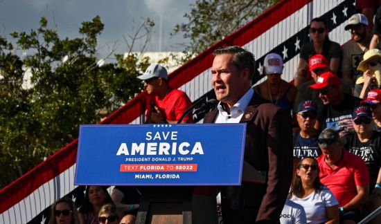트럼프 2기 행정부 국가안보 보좌관으로 임명된 마이클 월츠 하원의원이 지난 5일 플로리다주 마이애미에서 열린 중간선거를 앞두고 국무부 장관에 임명된 미국 상원의원 마코 루비오(공화·FL)를 지지하는 ‘Save America’ 집회에서 연설하고 있다.  AFP·연합 AFP연합뉴스