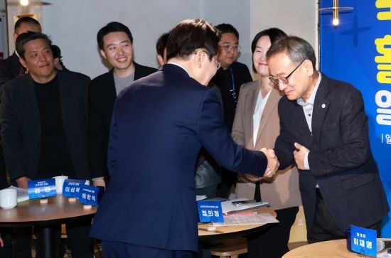 이재명 더불어민주당 대표가 20일 서울 여의도의 한 카페에서 열린 국내주식시장 활성화를 위한 일반투자자 간담회에서 참석자들과 인사하고 있다. 김현민 기자