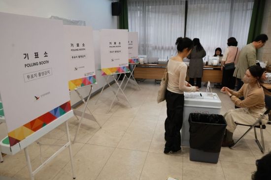 서울시 교육감 등 재·보궐선거 사전투표 첫날인 11일 오후 서울 중구의 한 사전투표소에서 유권자들이 투표하고 있다. 사진=허영한 기자 younghan@