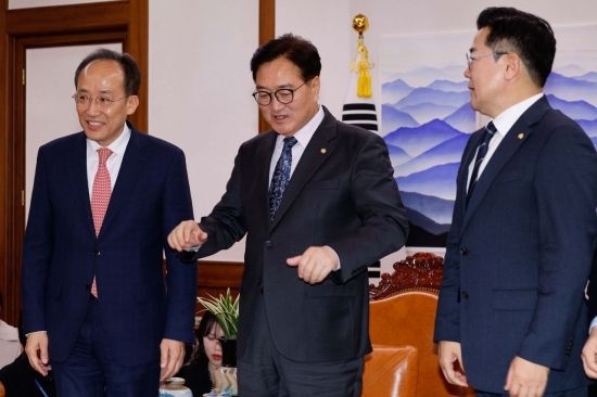 우원식 국회의장과 여야 원내대표가 지난 18일 국회 의장실에서 회동하고 있다. 왼쪽부터 국민의힘 추경호 원내대표, 우 의장, 더불어민주당 박찬대 원내대표. 김현민 기자