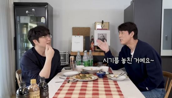 지난해 11월 배우 정우성이 “왜 결혼하지 않느냐”는 가수 성시경의 질문에 “안 한 게 아니라 못한 거다. 시기를 놓쳤다”고 답했다. 유튜브 채널 '성시경'