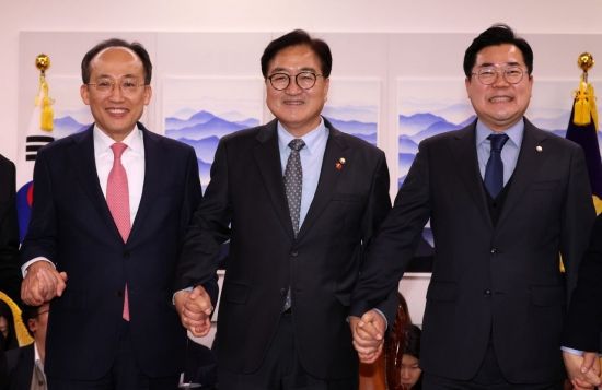 우원식 국회의장과 추경호 국민의힘 원내대표(왼쪽), , 박찬대 더불어민주당 원내대표(오른쪽)가 26일 국회에서 회동하고 있다. 김현민 기자