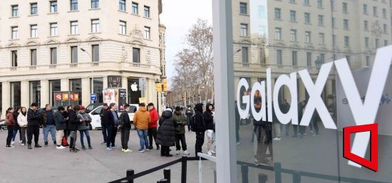 스페인 바르셀로나 카탈루냐 광장 인근에 마련된 삼성전자 갤럭시 체험존에서 시민들이 줄을 서고 있다. 사진=사진공동취재단