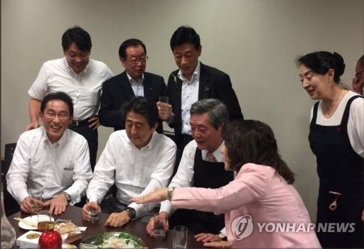 2018년 당시 故(고) 아베 전 총리의 회식 당시 모습. 기시다 전 총리 등 일본 집권 자민당의 유력 인사들이 참석했다. 계파 정치가 발달한 일본에서 정치인의 회식은 '요정 정치'로 불릴 만큼 중요한 비중을 차지한다. 연합뉴스