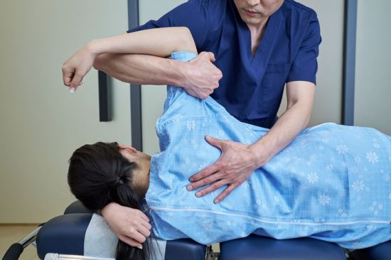 환자가 도수치료를 받는 모습. 사진과 본문 내용은 무관