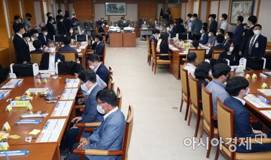 2020년 6월 28일 오전 인천시 미추홀구 인천지방법원에서 4·15 총선 인천 연수을 재검표가 이뤄지고 있다. 이번 재검표는 미래통합당(국민의힘 전신) 민경욱 전 의원이 부정선거라고 주장하며 제기한 선거 무효 소송에 따라 이뤄졌다. 공동취재단