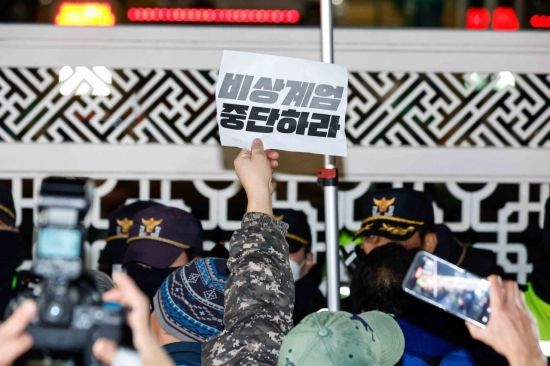 윤석열 대통령이 비상계엄을 선포한 가운데 4일 서울 여의도 국회 앞에서 시민들이 모여 비상계엄 해제를 촉구하고 있다. 강진형 기자