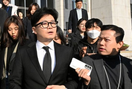 한동훈 국민의힘 대표가 7일 국회에서 열린 국민의힘 의원총회 회의장에서 나와 차량으로 이동하고 있다. 김현민 기자