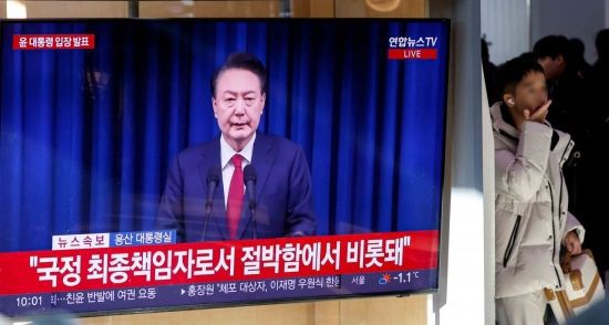 윤석열 대통령 탄핵소추안 표결일인 7일 서울역 대합실에서 시민들이 윤 대통령의 대국민담화를 지켜보고 있다. 강진형 기자