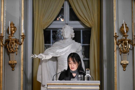소설가 한강이 7일 오후(현지시간) 스웨덴 한림원에서 2024 노벨문학상 수상 기념 강연을 하고 있다.   [사진 제공= AFP연합뉴스]