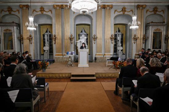 소설가 한강이 7일 오후(현지시간) 스웨덴 한림원에서 2024 노벨문학상 수상 기념 강연을 하고 있다.   [사진 제공= AFP연합뉴스]