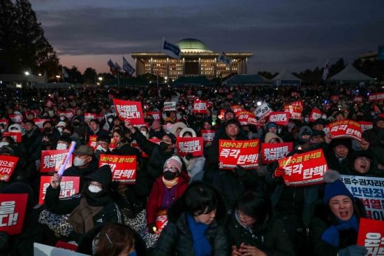 윤석열 대통령 탄핵소추안 표결일인 7일 서울 여의도 국회 앞에서 시민들이 윤 대통령의 탄핵을 촉구하고 있다. 강진형 기자