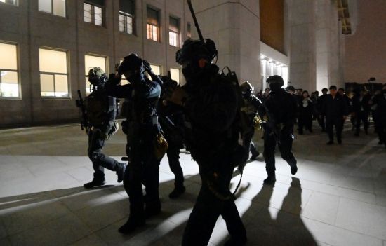 윤석열 대통령이 3일 밤 비상계엄을 선포한 가운데 4일 새벽 계엄군이 국회 본청 진입을 시도하고 있다. 김현민 기자