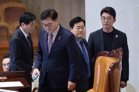 우원식 국회의장이 12일 오후 국회 본회의에서 의장석에 올라온 박찬대 더불어민주당 원내대표, 노종면 원내대변인과 화를 내듯 큰 소리로 대화를 한 뒤 자리에 앉고 있다. 연합뉴스