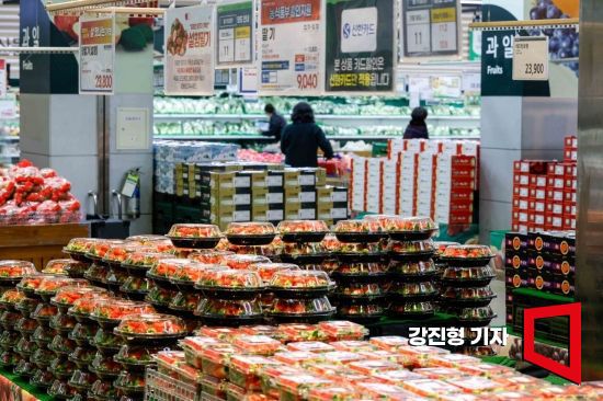 올해 이상기후 등으로 작황이 부진하면서 연말 사과를 비롯해 배, 단감 등 국내산 제철 과일값이 천정부지로 치솟고 있는 가운데 12일 서울 서초구 하나로마트 양재점을 찾은 고객이 과일코너를 둘러보고 있다. 사진=강진형 기자aymsdream@