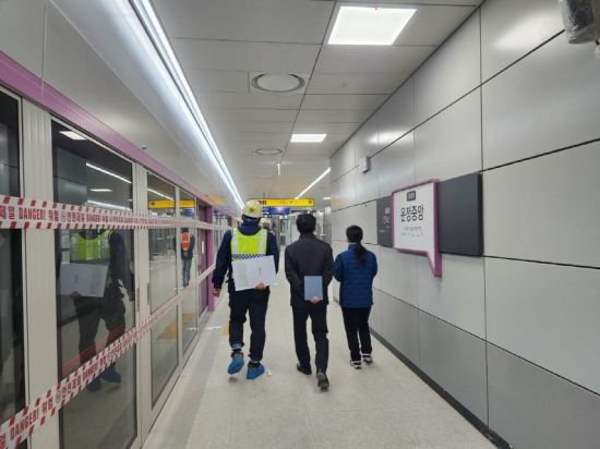 파주시가 지난 10일 GTX 운정중앙역사의 실내공기질을 점검하고 있다. 파주시 제공