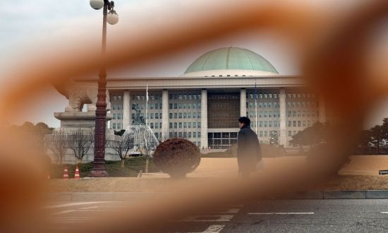 윤석열 대통령 탄핵 2차 표결을 하루 앞두고 한국의 위기가 갈림길에 서 있는 가운데 13일 오전 서울 여의도 국회의사장 본청이 적막감에 쌓여 있다. 조용준 기자