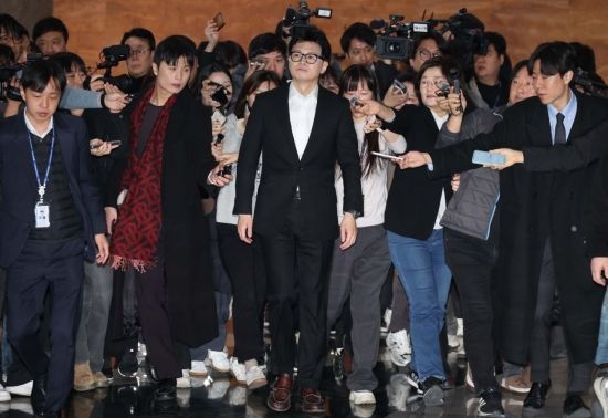 한동훈 국민의힘 대표가 14일 국회에서 열린 비상의원총회에 참석하고 있다. 김현민 기자