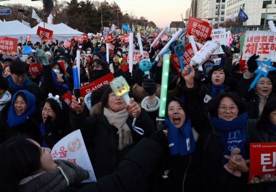 윤석열 대통령에 대한 2차 탄핵 표결에서 탄핵소추안이 가결된 후 서울 여의도 국회의사당 앞에 운집한 집회 참가자들이 환호하며 춤을 추고 있다. 허영한 기자