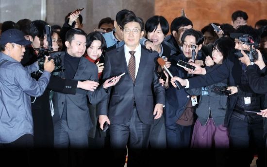 권성동 국민의힘 원내대표가 14일 국회에서 열린 비상의원총회에 참석하고 있다. 김현민 기자