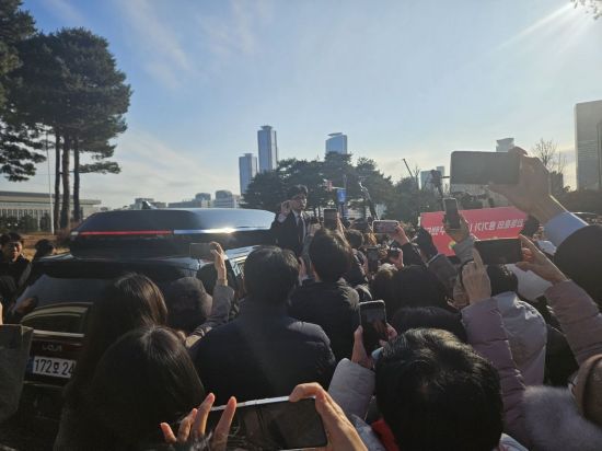 한동훈 국민의힘 대표가 16일 오전 국회에서 사퇴 기자회견을 마친 후 지지자들을 만나고 있다. 최영찬 기자