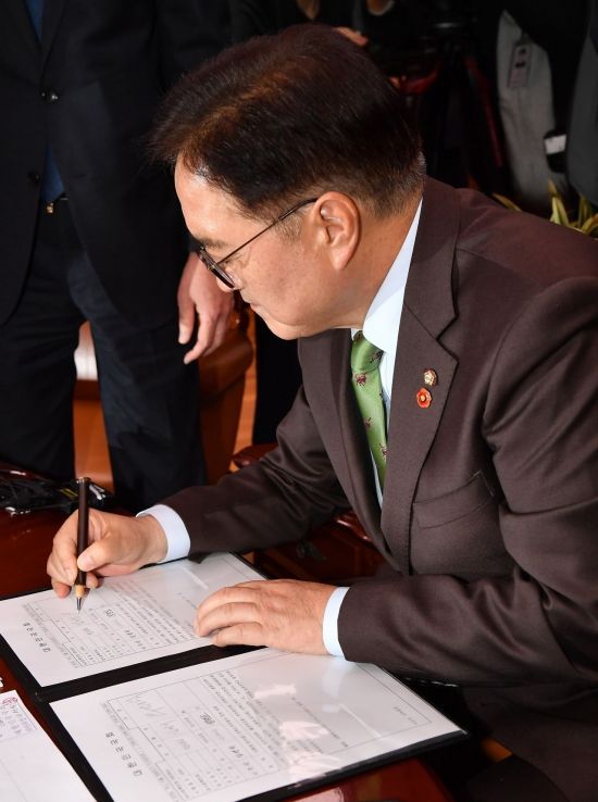 앞서 지난 14일 우원식 국회의장이 탄핵 표결 당시 착용한 연두색 넥타이에도 관심이 쏠렸다. 이 넥타이는 '민주화 운동의 대부'라 불렸던 고(故) 김근태 전 민주통합당(더불어민주당 전신) 상임고문의 유품으로 알려졌다.