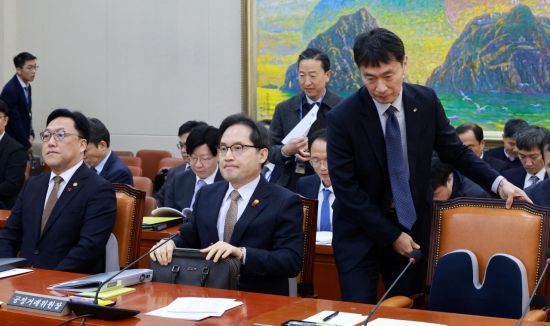 이복현 금감원장이 18일 국회 정무위원회에서 열린 금융당국에 대한 긴급 현안질의에 참석하고 있다. 김현민 기자