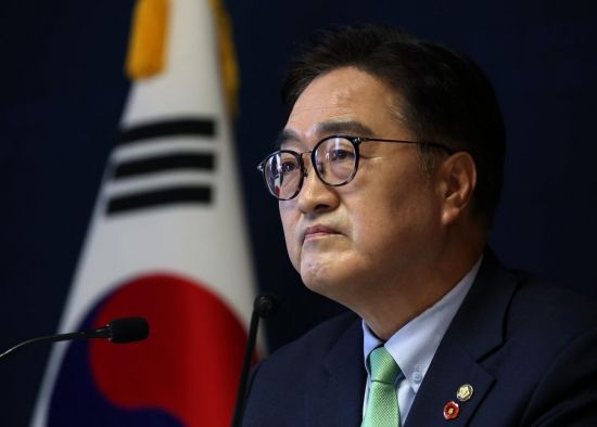 우원식 국회의장이 19일 서울 여의도 국회 사랑재에서 외신 기자회견을 하고 있다. 국회사진기자단