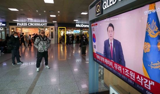 12일 서울역 대합실에서 시민들이 윤석열 대통령의 계엄령 선포에 대한 긴급 입장 발표를 보고 있다. 강진형 기자