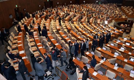 국민의힘 의원들이 14일 국회에서 열린 제419회 국회(임시회) 제4차 본회의에서 대통령(윤석열) 탄핵소추안이 통과된 후 회의장을 나서고 있다. 김현민 기자