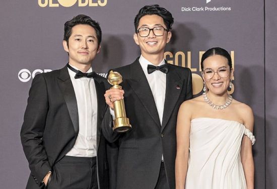 제81회 골든글로브 시상식에서 TV 단막극 부문 작품상·남녀 주연상을 석권한'성난사람들'의 (왼쪽부터)한국계 배우 스티븐 연과 이성진 감독, 중국·베트남계 배우 엘리 웡. EPA·연합뉴스