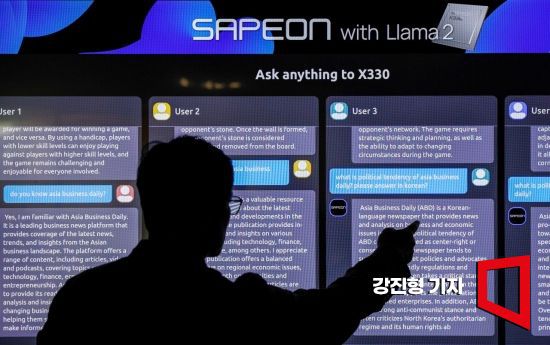 인공지능(AI) 시대를 맞아 관련업계가 초고속, 초전력 'AI반도체' 기술 고도화에 박차를 가하고 있다. 사진은 경기 성남 판교이노밸리클러스터에서 서웅 사피온 R&D센터 부사장이 기존 GPU보다 전력은 덜 쓰고 속도는 향상된 AI반도체 'X330'으로 대형언어모델(LLM) 데모 시연하는 모습. 대형언어모델(LLM)은 'Large Language Model'의 약자로 방대한 양의 텍스트 데이터로 학습된 거대한 인공지능모델이다. 이번 시연에서 LLM에 '아시아경제신문에 대해 어떻게 생각하는가?'에 대해 질문했다. LLM은 아시아경제를 '아시아 지역의 최신 비즈니스 트렌드와 발전에 대해 지속적으로 정보를 얻을 수 있는 귀중한 자료다'라며 '기술, 금융 및 의료 등 다양한 산업에 대한 심층적인 분석과 통찰력을 제공한다. 나는 이 간행물이 지역 경제 문제에 대한 균형 잡힌 시각을 제공하는데 감사한다'고 전했다. 사진=강진형 기자aymsdream@
