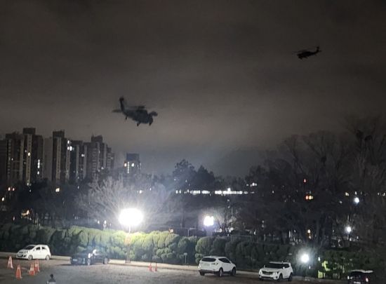 지난 4일 비상계엄 선포 이후 국회의사당 본청으로 군 헬기가 비행하고 있다. 김현민 기자