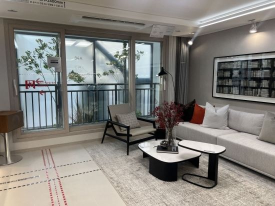 검단신도시 파밀리에 엘리프 84㎡A 타입 거실 모습. 한진주 기자