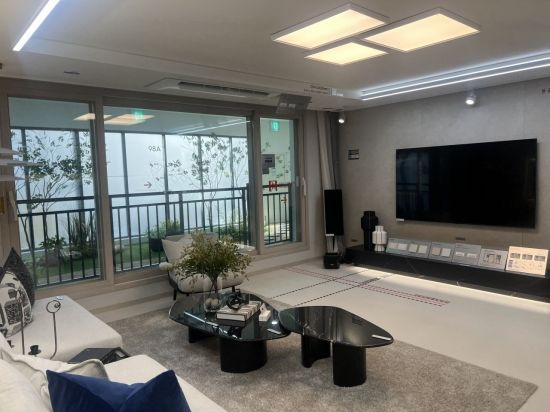 검단신도시 파밀리에 엘리프 98㎡A 타입 거실 모습. 한진주 기자