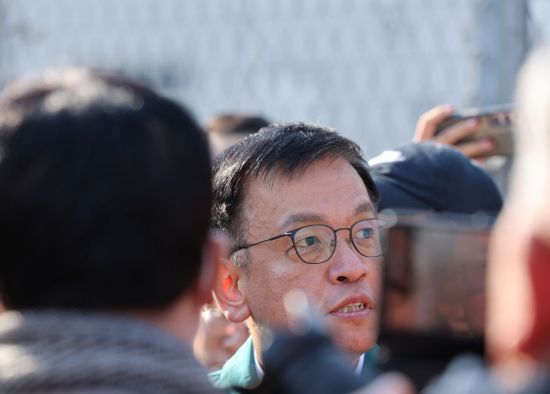 최상목 대통령 권한대행 부총리 겸 기획재정부 장관이 29일 오후 전남 무안공항 관제탑 앞에서 사고 여객기 탑승객 가족들과 이야기하고 있다. 연합뉴스