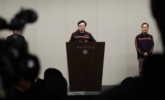 김이배 제주항공 대표가 29일 서울 강서구 메이필드 호텔에서 무안국제공항 여객기 참사 관련 브리핑을 하고 있다. 김현민 기자