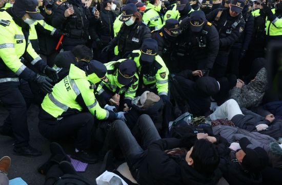 윤석열 대통령에 대한 체포영장 발부 사흘째인 2일 오후 서울 용산구 한남동 대통령 관저 정문 앞 도로에 누워있는 윤 대통령 지지자들을 경찰들이 해산시키고 있다. 조용준 기자