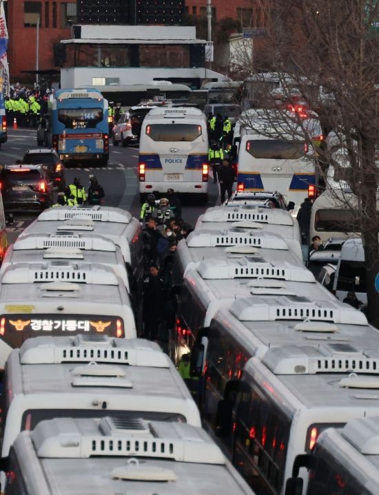 윤석열 대통령의 체포영장을 집행하기 위해 나선 고위공직자범죄수사처 수사관들을 태운 차량이 3일 서울 용산구 한남동 대통령 관저 입구에 도착한 가운데 경찰기동대 버스들이 이중으로 주차되어 있다. 조용준 기자
